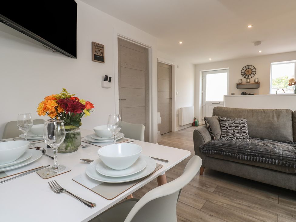 A dining room with a table set for dinner at Cosy Retreat in 