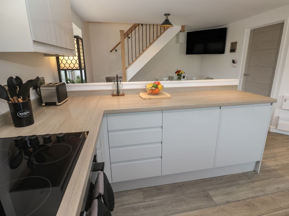 A kitchen with a countertop, stove, and fruit bowl at Cosy Retreat in 