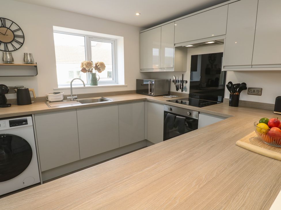 A kitchen with appliances and fixtures at Cosy Retreat
