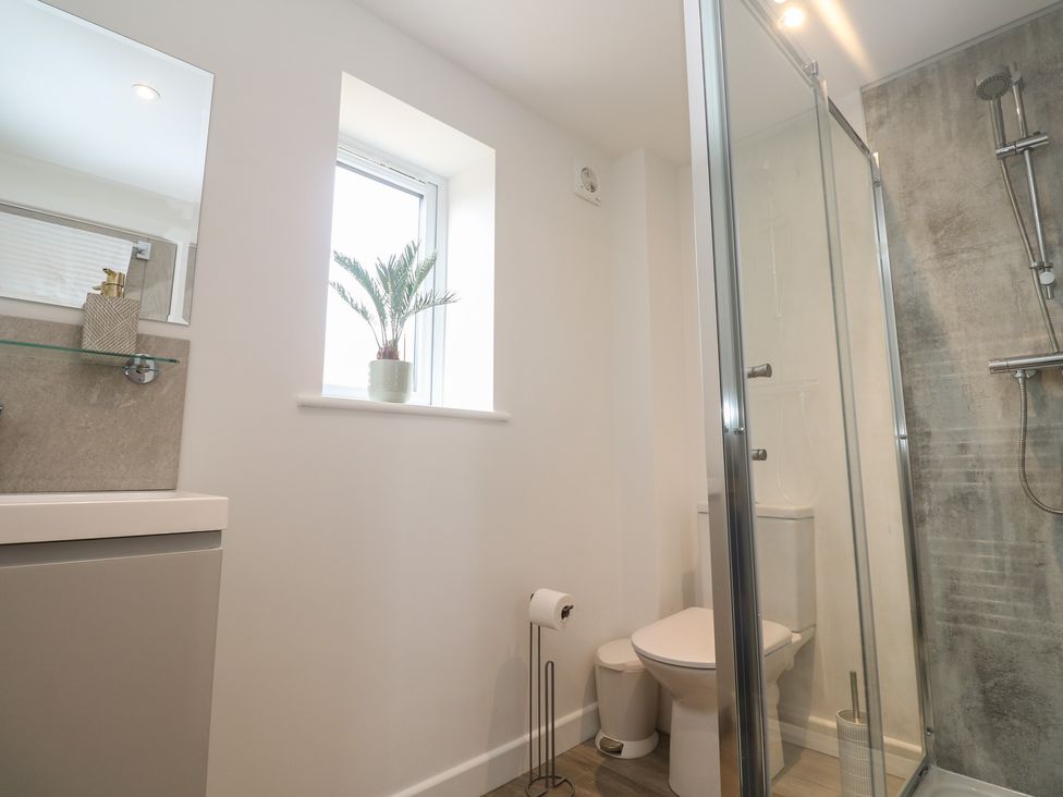 A bathroom with a shower, sink and toilet at Cosy Retreat