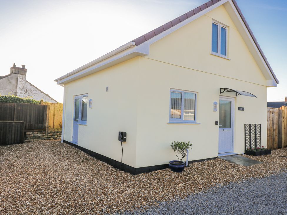 A house with a gravel driveway at Cosy Retreat in Pool