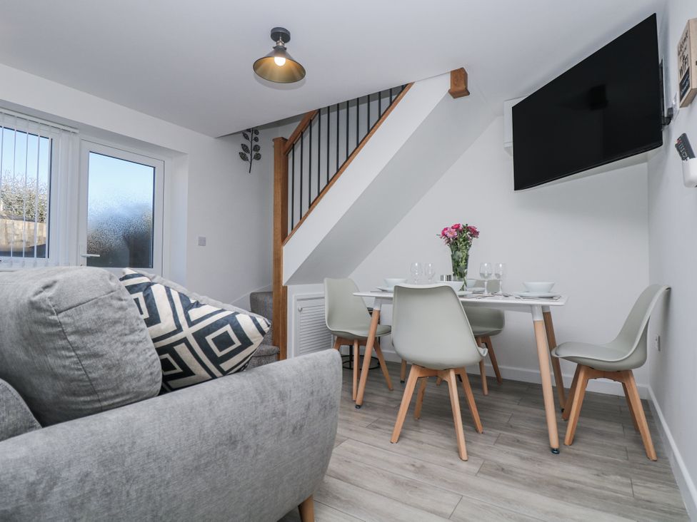 A dining room with a table and chairs at Cosy Retreat in Pool