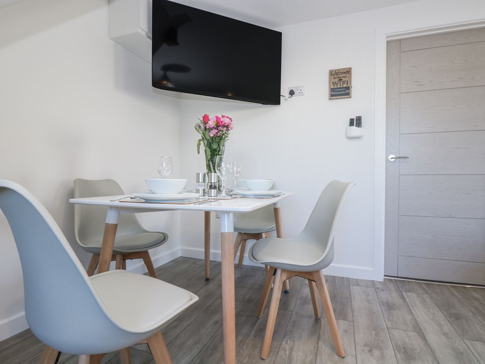 A dining room with a table and chairs at Cosy Retreat in Pool