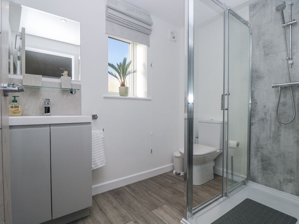 A bathroom with a sink and shower at Cosy Retreat in Pool