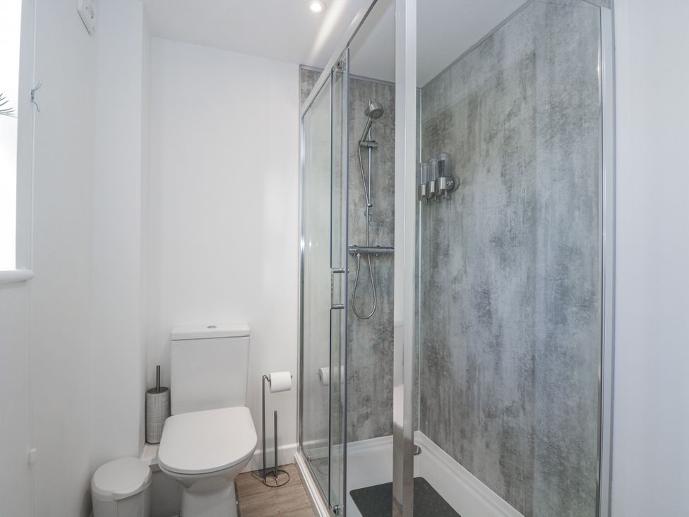 A bathroom with toilet and shower at Cosy Retreat in Pool