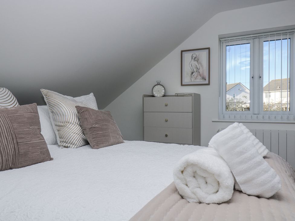 A bedroom with a bed and pillows at Cosy Retreat in Pool