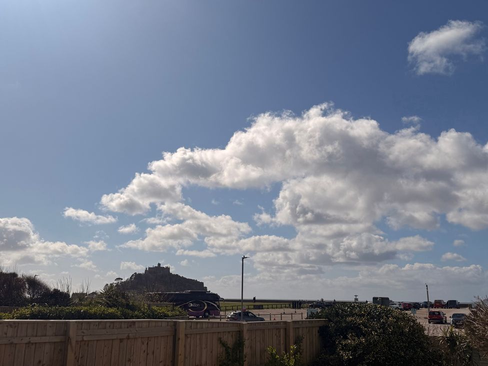 A view of clouds and a castle in the background at Sea Whispers in Marazion