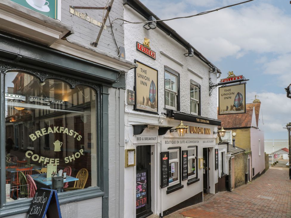 An outdoor view of The Union Inn and a coffee shop in Cowes