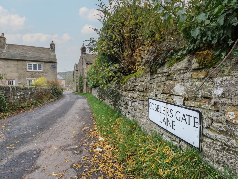 A lane with a stone wall and houses at Daleholme in Barnard Castle