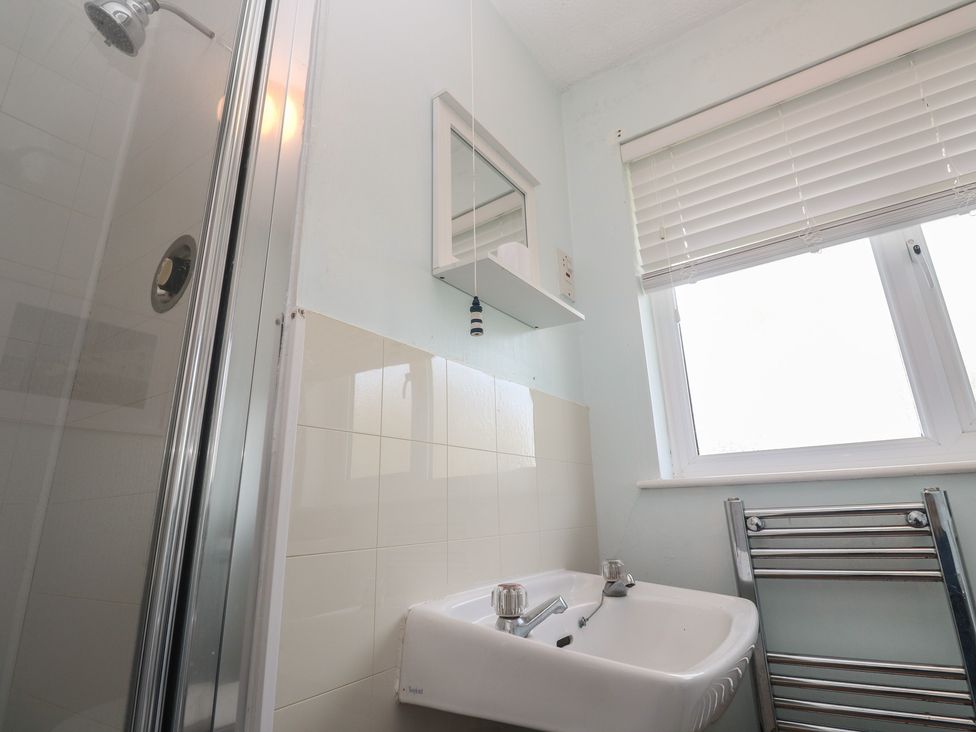 A bathroom with a wash basin and shower at Little Egret - Number 2