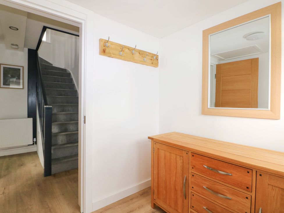 A hallway with a console table and mirror at 7 Oaks Track in Carshalton