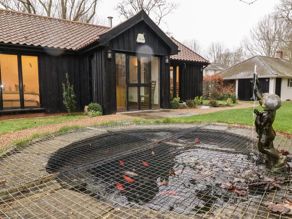An outdoor area with a pond and fountain at Owl Cottage in Woodbridge