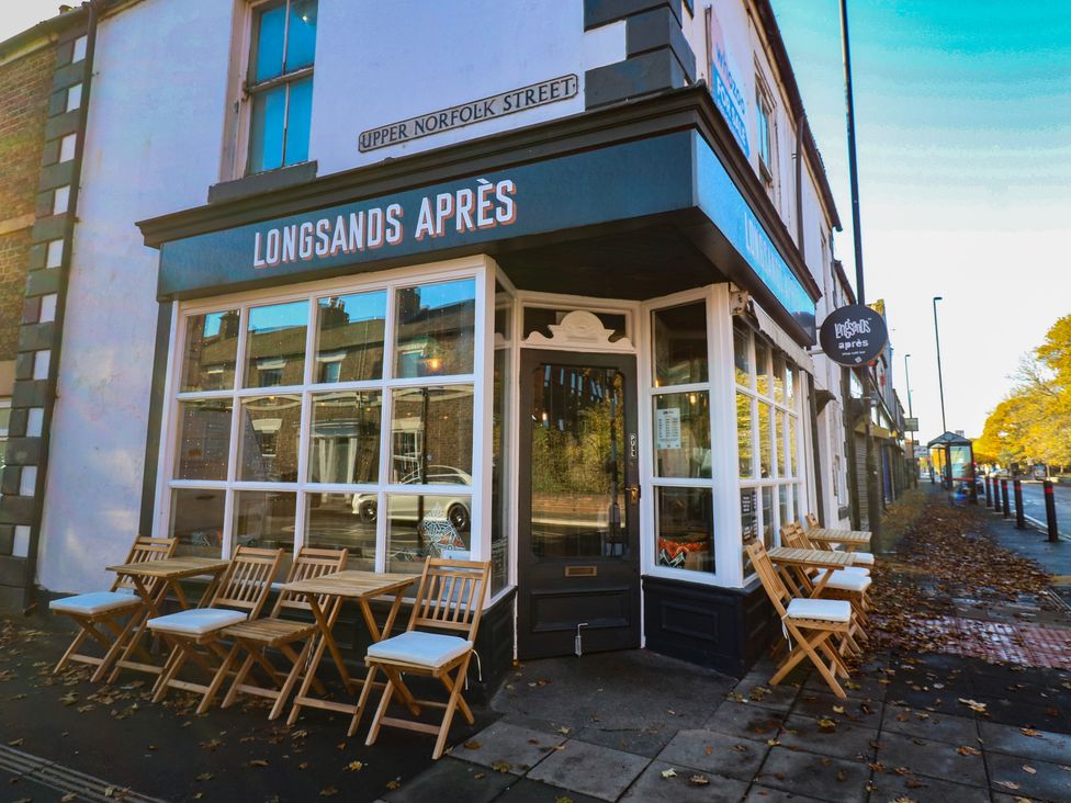 An outdoor view of Longsands Après with furniture at the front in North Shields