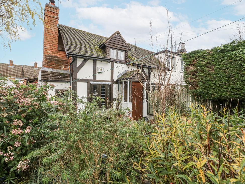 A house with a garden at Magpie Cottage in Worcester