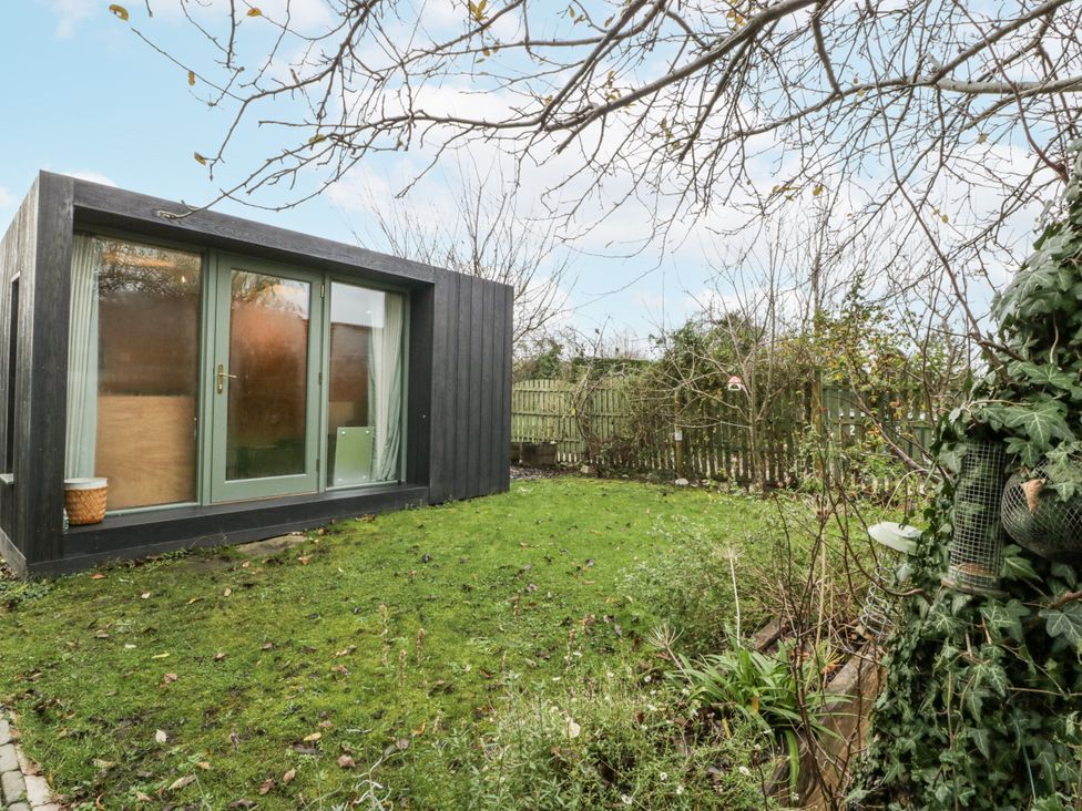 A shed in a garden at Magpie Cottage in Worcester