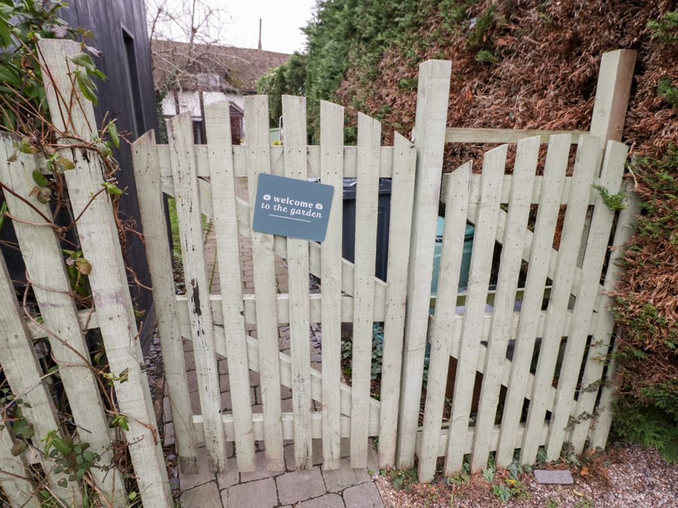 A garden gate with a welcome sign at Magpie Cottage in Powick near Callow End