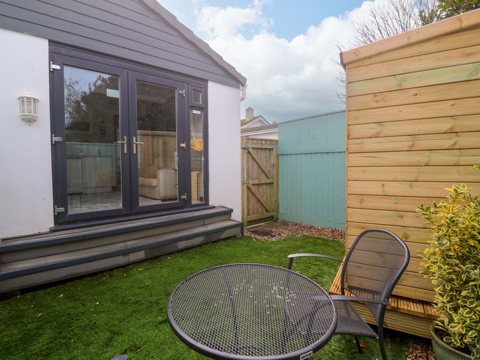 A garden area with a table and chairs at Blake Lodge in Crantock