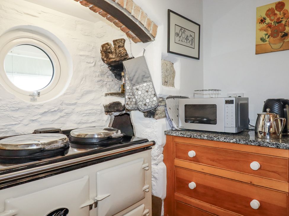 A kitchen with an oven and microwave at Tresarrett Manor in Bodmin