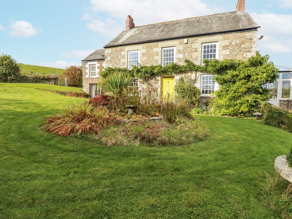 A house with a garden at Tresarrett Manor in Bodmin