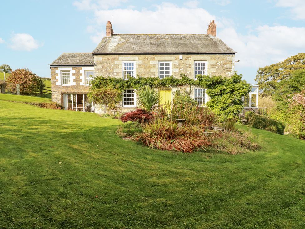 A house with a garden at Tresarrett Manor in Bodmin