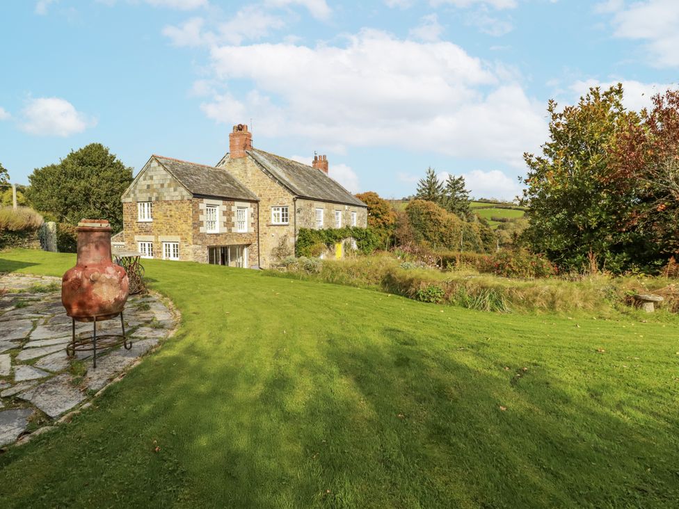 A house with a garden and a terracotta pot at Tresarrett Manor Bodmin