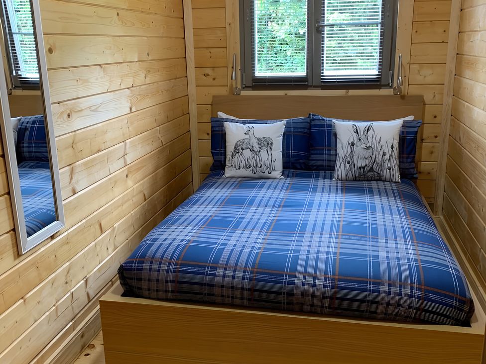A bedroom with a bed and pillows at Duncairin cabins