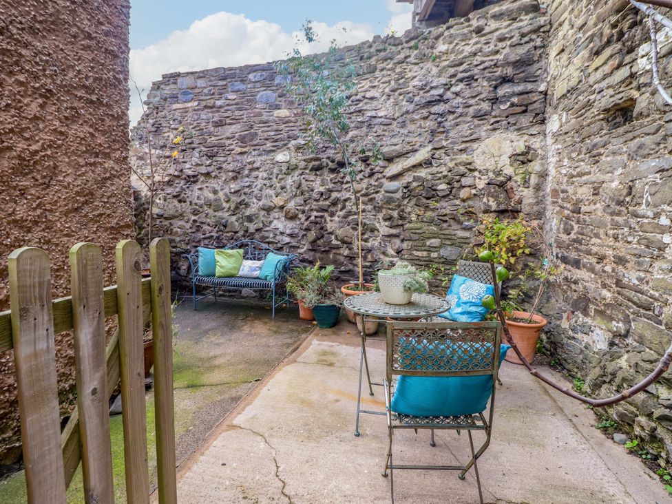 A garden area with furniture and plants at Periwinkle Cottage Conwy