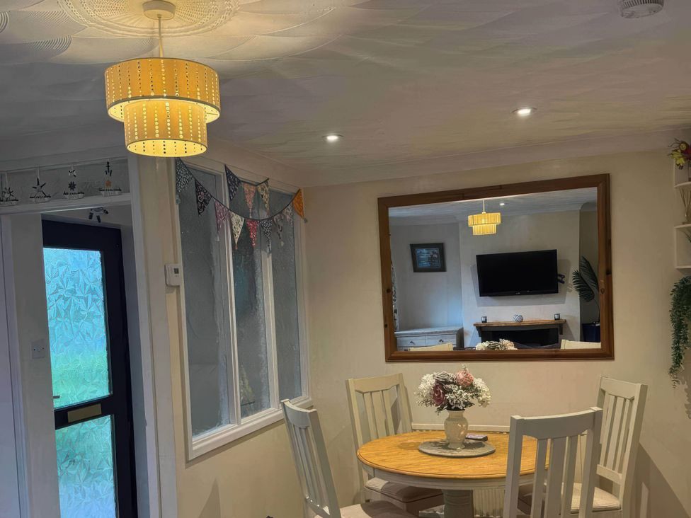 A dining room with a table and chairs at the property in 