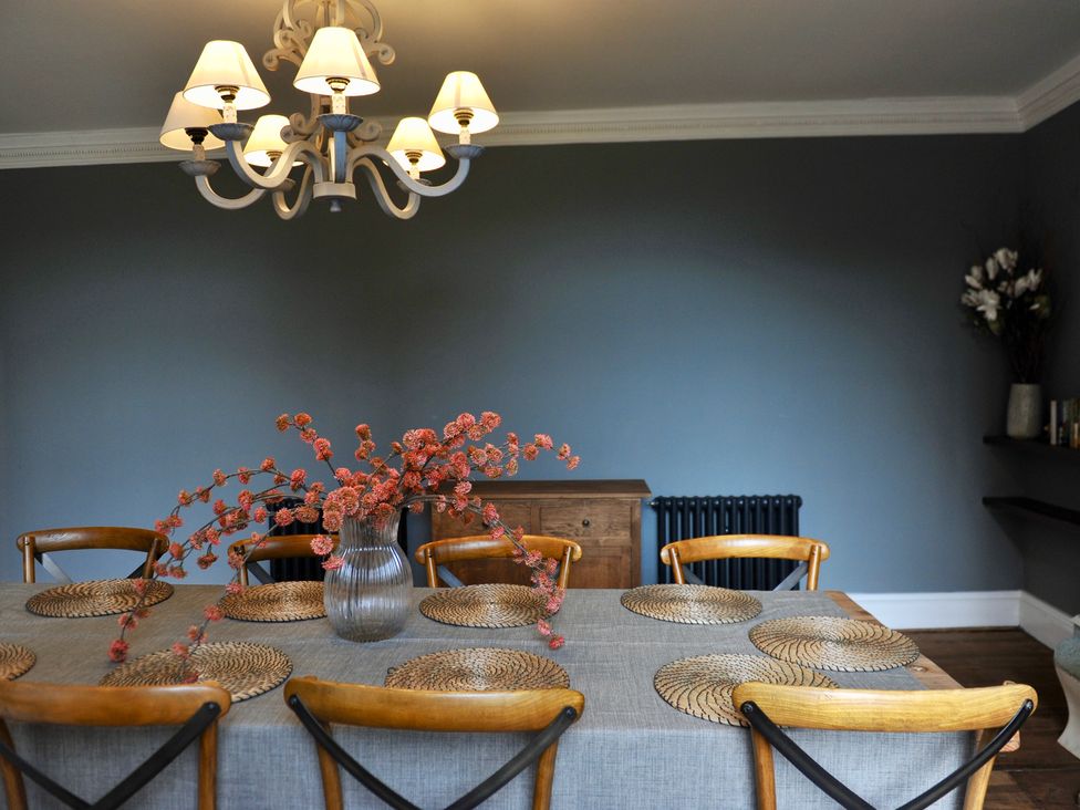 A dining room with a table and chairs at ASH HOUSE in Wincanton