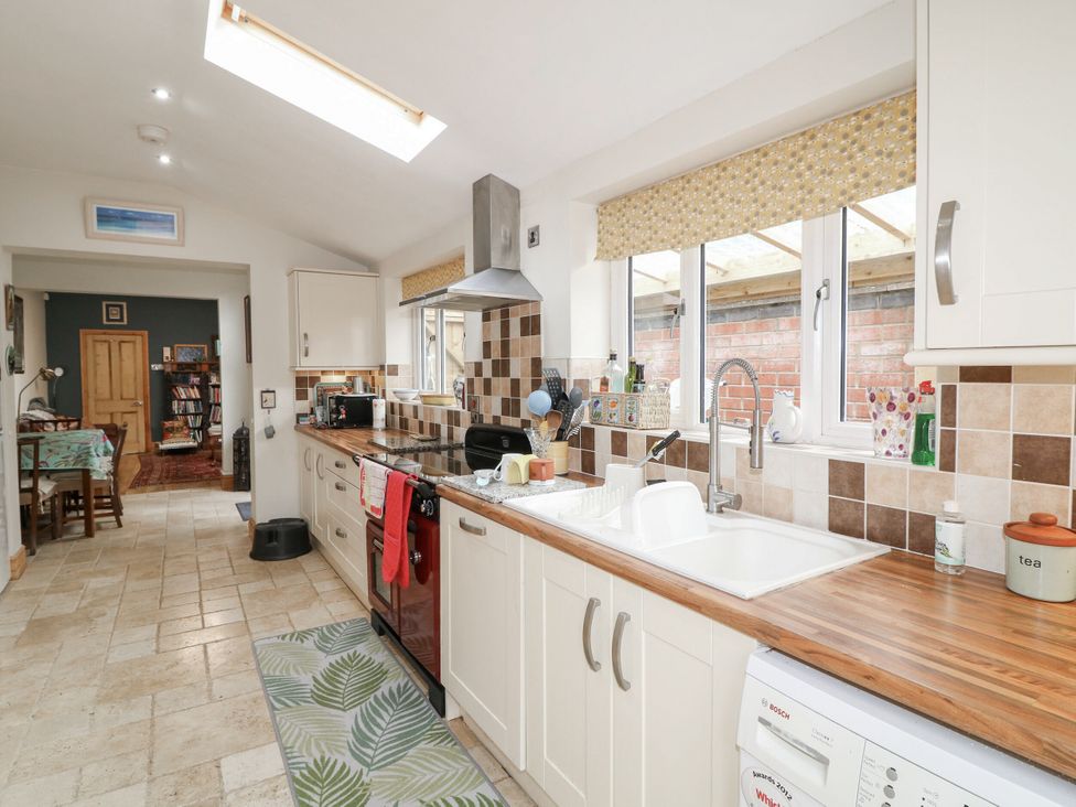 A kitchen with cooking appliances and a sink at Norbury House in Lincoln