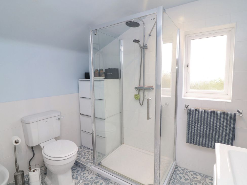 A bathroom featuring a shower, toilet, and sink at Norbury House, Lincoln
