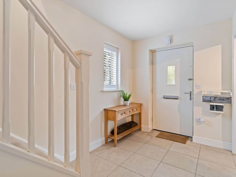 A hallway with a console table and a door at the property at 