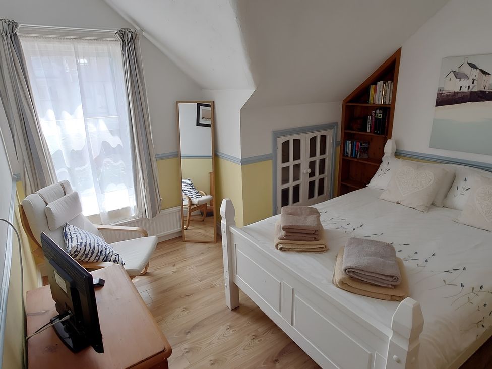 A bedroom with a bed and bookshelf at 55 Egerton Road 
