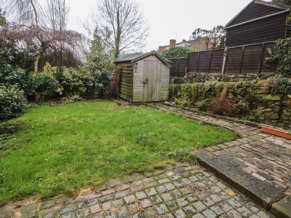 A garden with a shed and a pathway at Dorset Villas in Matlock