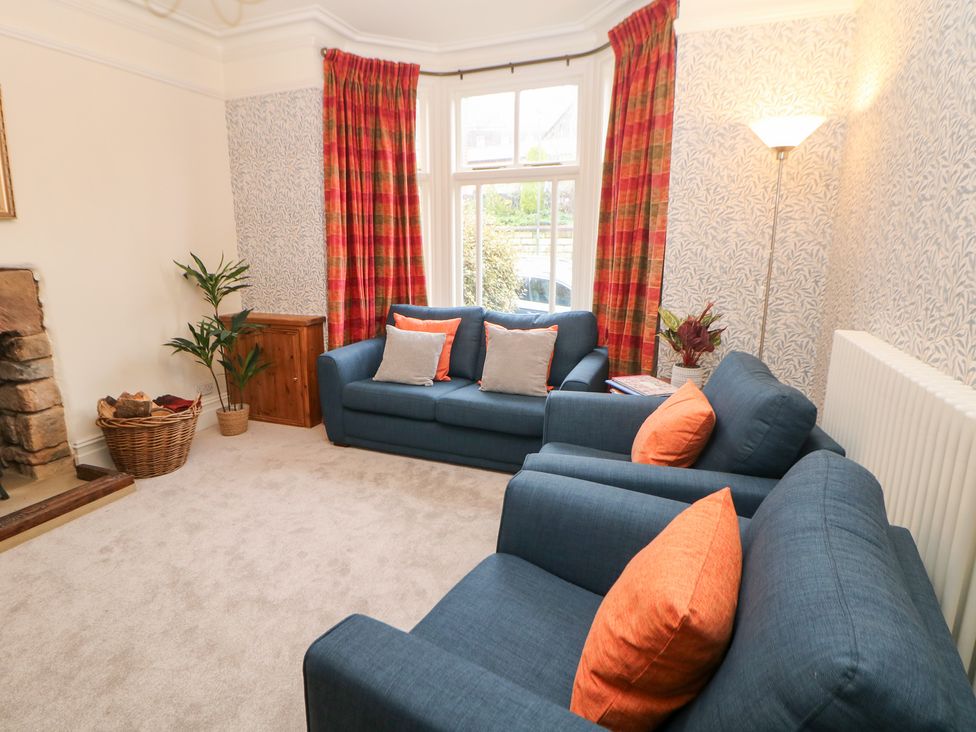 A living room with sofas and a plant at Dorset Villas in Matlock