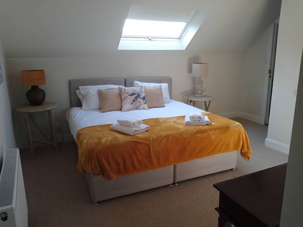 A bedroom with a bed and bedside tables at the property