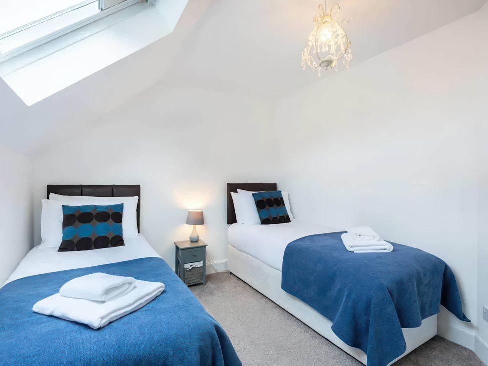 A bedroom with two beds and a nightstand at the property