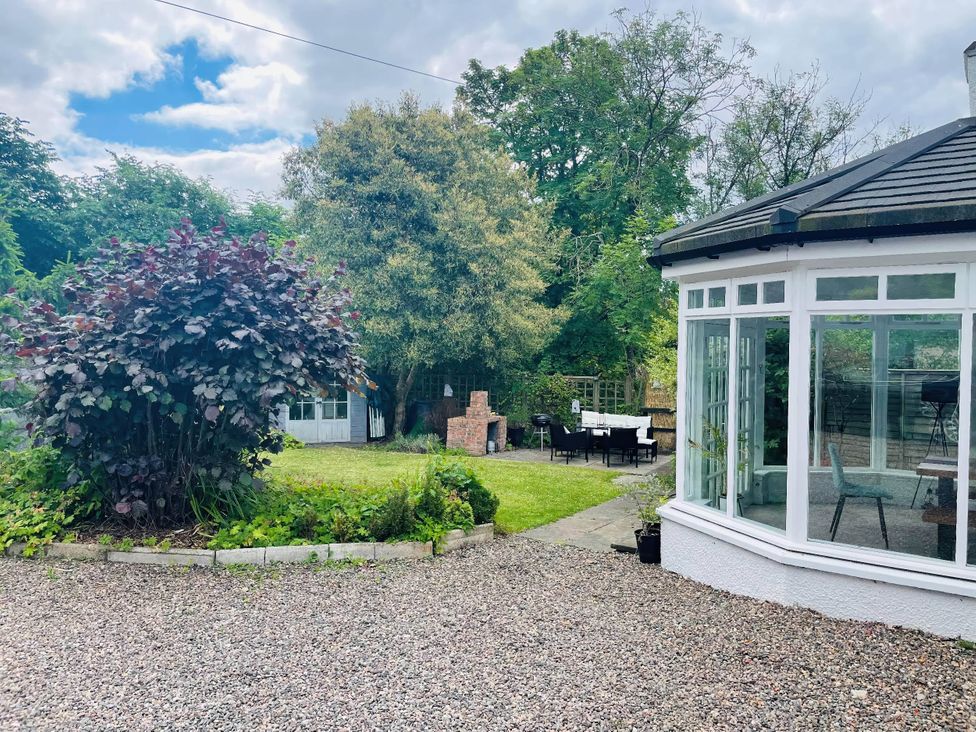 A garden with seating and a barbecue area at the property