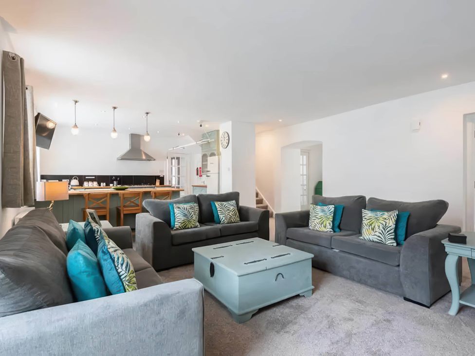 A living room with sofas and a coffee table at the property