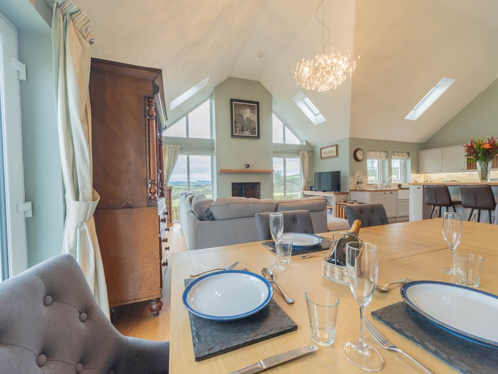 A dining room with a dining table and chairs at the property in 