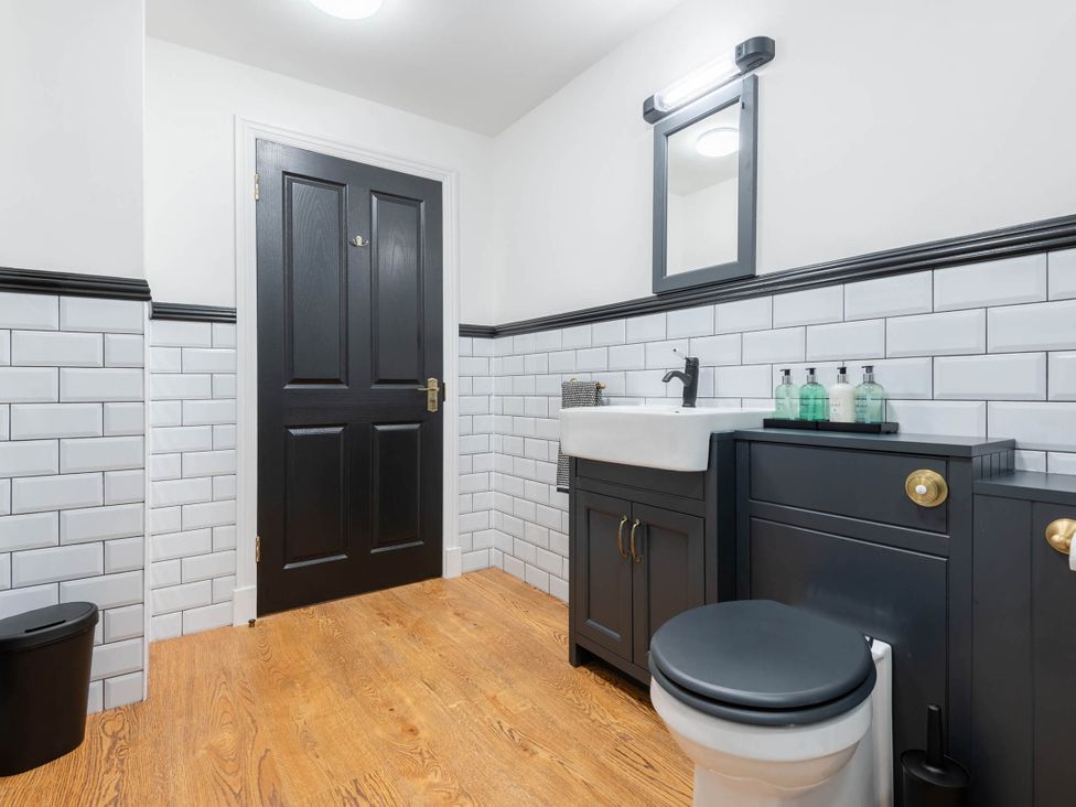 A bathroom with a sink, toilet and mirror at the property