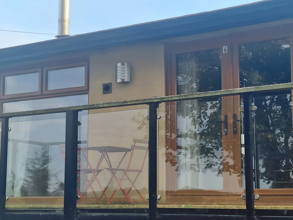 A balcony with a table and chairs at Rutland Apartment
