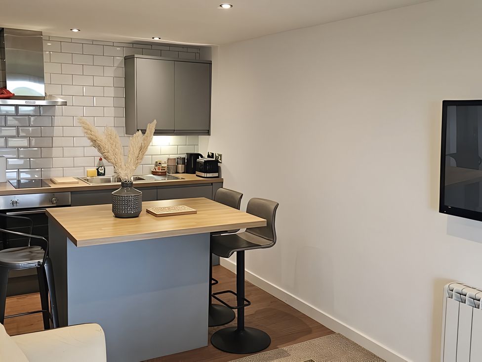 A kitchen with a countertop and appliances at Rutland Apartment 