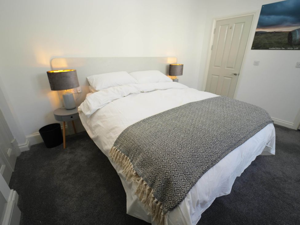 A bedroom with a bed and nightstand at the property