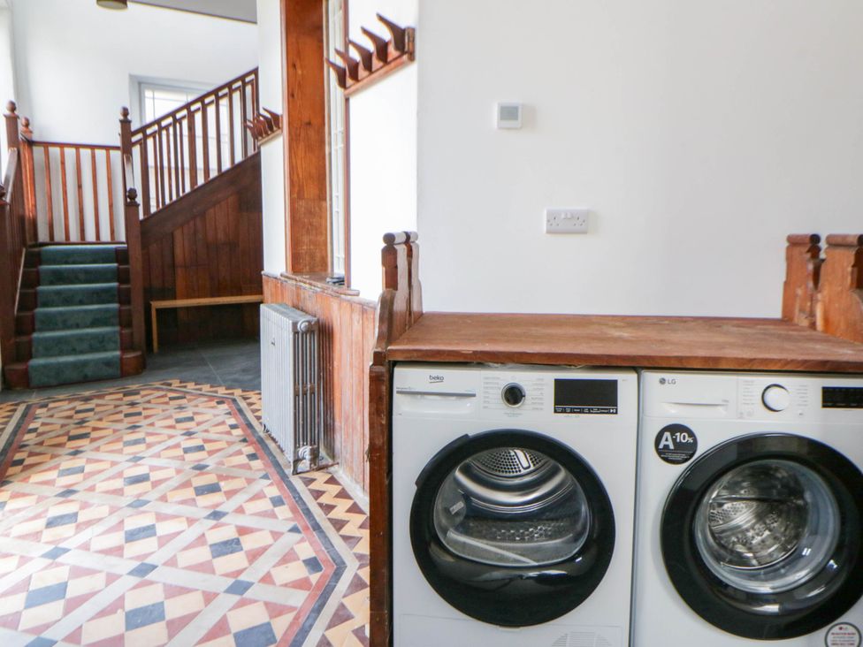 A laundry room with a washing machine and dryer at Capel Llani in Llanidloes