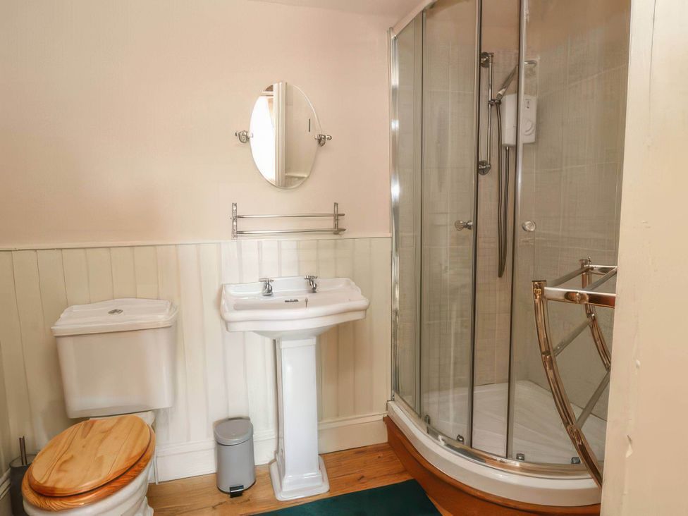A bathroom with a shower, sink, and toilet at the property
