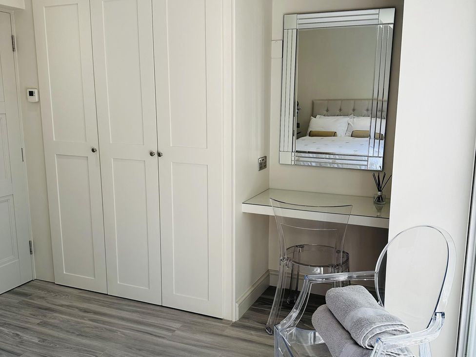 A bedroom with a wardrobe, mirror and a desk at Quay house studio