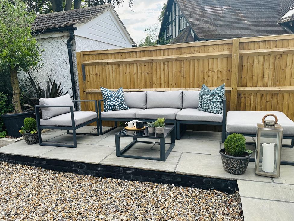 A garden with outdoor sofa and coffee table at Quay house studio in 