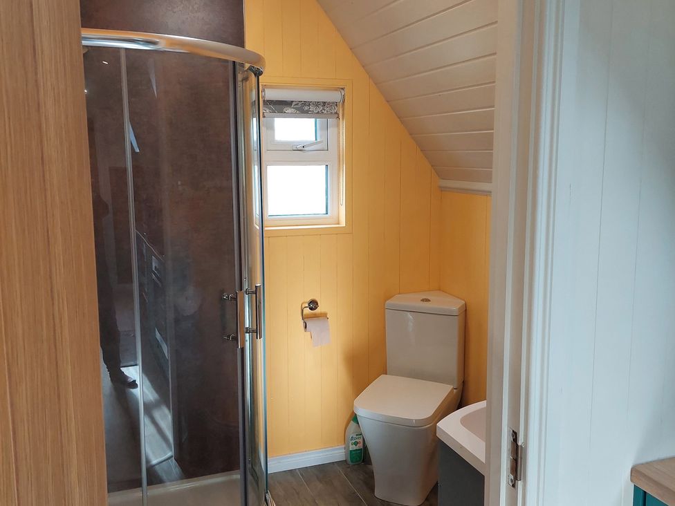 A bathroom with a shower, toilet and sink at the property