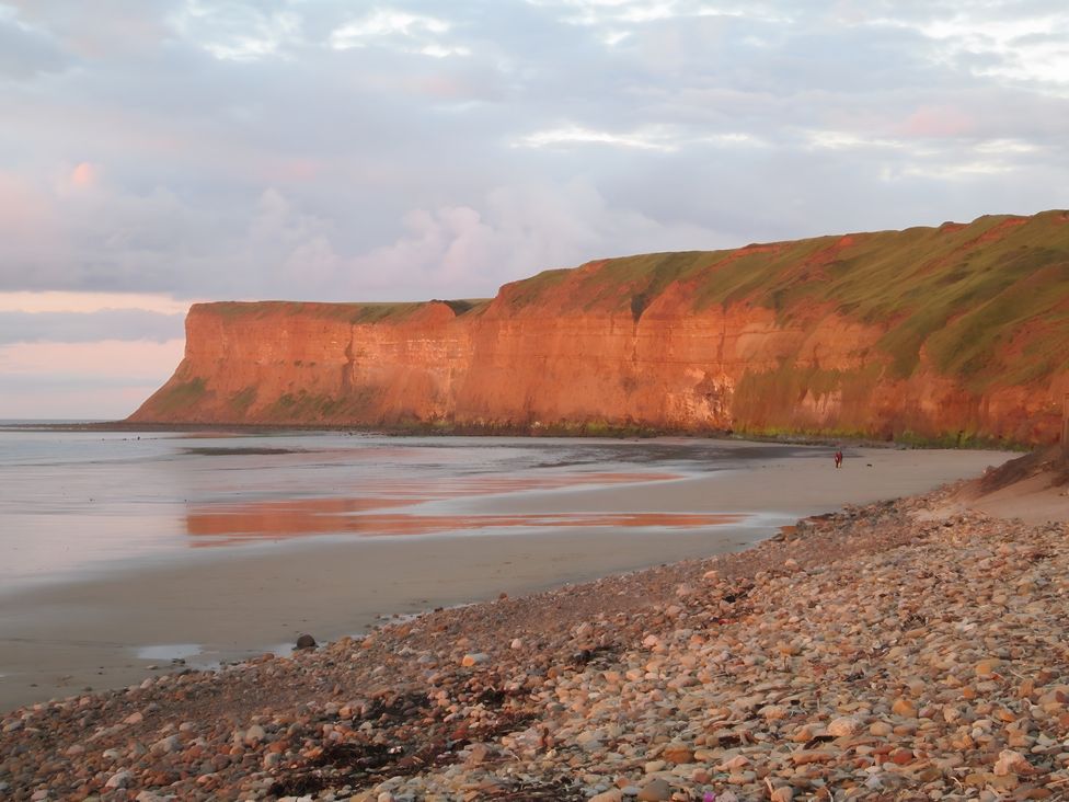 A cliff beside the beach at Victorian Beach House